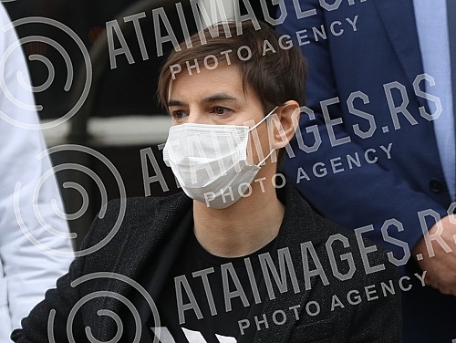 At the Torlak Institute of virology, vaccines and serums, Prime minister Ana Brnabic, minister Darija Kisic Tepavcevic and epidemiologist Predrag Kon received the corona vaccine, after which they gave statements to the media.U Institutu za virusolo