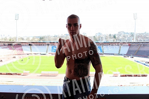 Profesionalni bokser Marko Nikolic na stadionu 