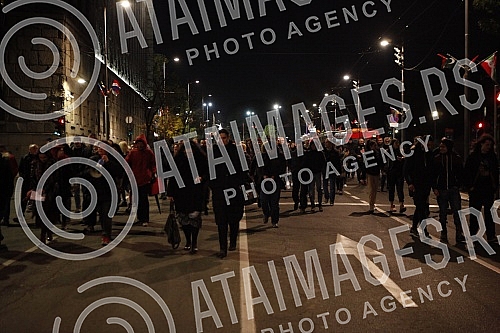 Citizens against the introduction of kovid passes gathered at the assembly, some of them walked to the RTS building, where former journalist Jasmina Stojanovic tore her press ID because of the situation and the way of writing about the crown.Gradja