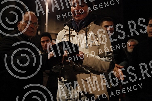 Citizens against the introduction of kovid passes gathered at the assembly, some of them walked to the RTS building, where former journalist Jasmina Stojanovic tore her press ID because of the situation and the way of writing about the crown.Gradja