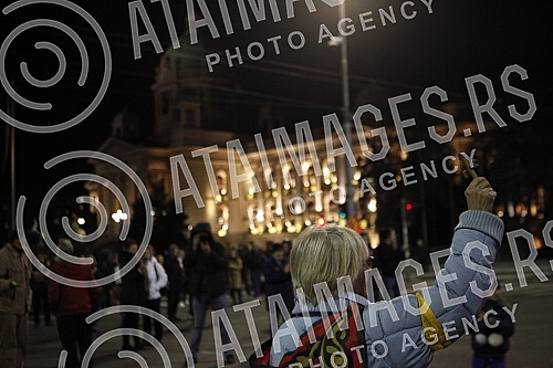 Citizens against the introduction of kovid passes gathered at the assembly, some of them walked to the RTS building, where former journalist Jasmina Stojanovic tore her press ID because of the situation and the way of writing about the crown.Gradja