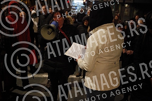 Citizens against the introduction of kovid passes gathered at the assembly, some of them walked to the RTS building, where former journalist Jasmina Stojanovic tore her press ID because of the situation and the way of writing about the crown.Gradja