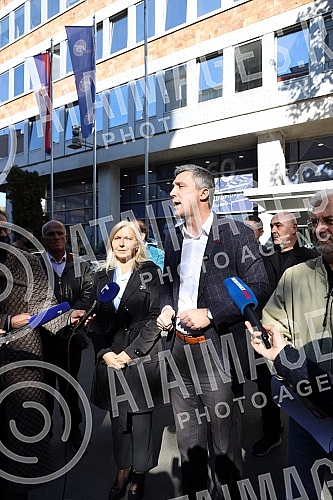 President of the Serbian movement Dveri Bosko Obradovic and environmental activist prof. Dr. Dusko Kuzovic, held a press conference in front of the building of the Radio Television of Serbia, with the topic: 
