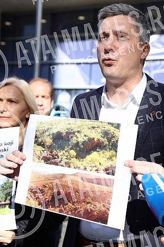 President of the Serbian movement Dveri Bosko Obradovic and environmental activist prof. Dr. Dusko Kuzovic, held a press conference in front of the building of the Radio Television of Serbia, with the topic: 