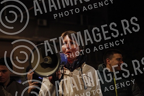 Citizens against the introduction of kovid passes gathered at the assembly, some of them walked to the RTS building, where former journalist Jasmina Stojanovic tore her press ID because of the situation and the way of writing about the crown.Gradja