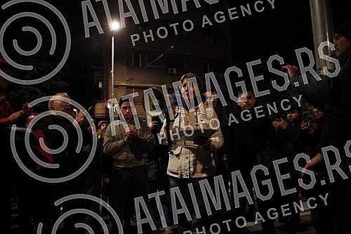 Citizens against the introduction of kovid passes gathered at the assembly, some of them walked to the RTS building, where former journalist Jasmina Stojanovic tore her press ID because of the situation and the way of writing about the crown.Gradja