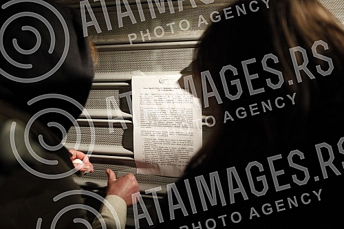 Citizens against the introduction of kovid passes gathered at the assembly, some of them walked to the RTS building, where former journalist Jasmina Stojanovic tore her press ID because of the situation and the way of writing about the crown.Gradja