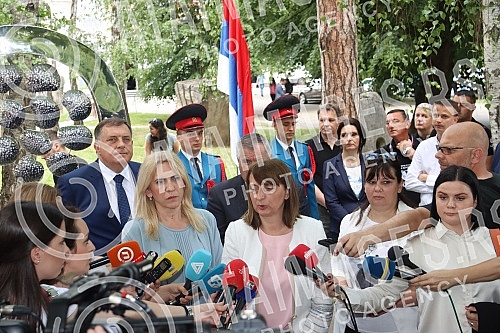 In Banja Luka, the 30th anniversary of the death of 12 babies at the Clinical Center due to lack of oxygen was marked at the Zivot memorial.U Banjaluci je kod spomen-obelezja Zivot obelezena 30. godisnjica stradanja 12 beba u Klinickom centru zbog 