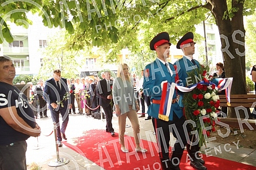 In Banja Luka, the 30th anniversary of the death of 12 babies at the Clinical Center due to lack of oxygen was marked at the Zivot memorial.U Banjaluci je kod spomen-obelezja Zivot obelezena 30. godisnjica stradanja 12 beba u Klinickom centru zbog 