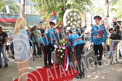 In Banja Luka, the 30th anniversary of the death of 12 babies at the Clinical Center due to lack of oxygen was marked at the Zivot memorial.U Banjaluci je kod spomen-obelezja Zivot obelezena 30. godisnjica stradanja 12 beba u Klinickom centru zbog 