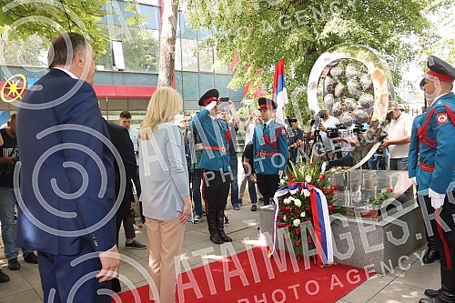 In Banja Luka, the 30th anniversary of the death of 12 babies at the Clinical Center due to lack of oxygen was marked at the Zivot memorial.U Banjaluci je kod spomen-obelezja Zivot obelezena 30. godisnjica stradanja 12 beba u Klinickom centru zbog 