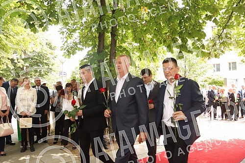 In Banja Luka, the 30th anniversary of the death of 12 babies at the Clinical Center due to lack of oxygen was marked at the Zivot memorial.U Banjaluci je kod spomen-obelezja Zivot obelezena 30. godisnjica stradanja 12 beba u Klinickom centru zbog 
