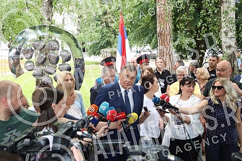 In Banja Luka, the 30th anniversary of the death of 12 babies at the Clinical Center due to lack of oxygen was marked at the Zivot memorial.U Banjaluci je kod spomen-obelezja Zivot obelezena 30. godisnjica stradanja 12 beba u Klinickom centru zbog 