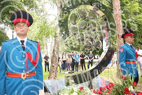 In Banja Luka, the 30th anniversary of the death of 12 babies at the Clinical Center due to lack of oxygen was marked at the Zivot memorial.U Banjaluci je kod spomen-obelezja Zivot obelezena 30. godisnjica stradanja 12 beba u Klinickom centru zbog 