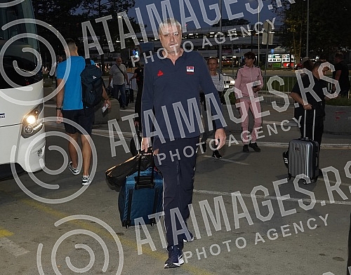 The basketball team of Serbia left early this morning from Nikola Tesla Airport to Prague for the European Championship.Kosarkaska reprezentacija Srbija otputovala je rano jutros sa aerodromu Nikola Tesla u Prag na Evropsko prvenstvo.