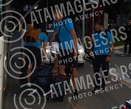 The basketball team of Serbia left early this morning from Nikola Tesla Airport to Prague for the European Championship.Kosarkaska reprezentacija Srbija otputovala je rano jutros sa aerodromu Nikola Tesla u Prag na Evropsko prvenstvo.