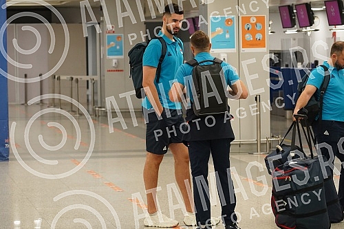 The basketball team of Serbia left early this morning from Nikola Tesla Airport to Prague for the European Championship.Kosarkaska reprezentacija Srbija otputovala je rano jutros sa aerodromu Nikola Tesla u Prag na Evropsko prvenstvo.