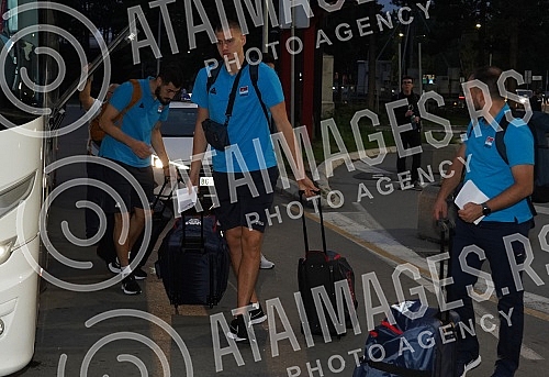 The basketball team of Serbia left early this morning from Nikola Tesla Airport to Prague for the European Championship.Kosarkaska reprezentacija Srbija otputovala je rano jutros sa aerodromu Nikola Tesla u Prag na Evropsko prvenstvo.