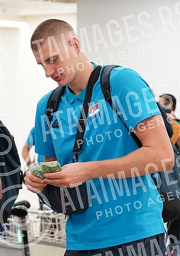 The basketball team of Serbia left early this morning from Nikola Tesla Airport to Prague for the European Championship.Kosarkaska reprezentacija Srbija otputovala je rano jutros sa aerodromu Nikola Tesla u Prag na Evropsko prvenstvo.