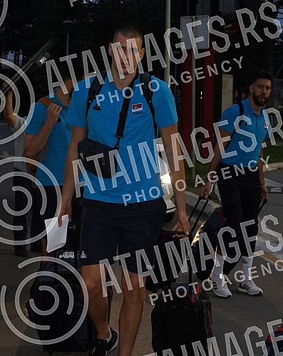 The basketball team of Serbia left early this morning from Nikola Tesla Airport to Prague for the European Championship.Kosarkaska reprezentacija Srbija otputovala je rano jutros sa aerodromu Nikola Tesla u Prag na Evropsko prvenstvo.