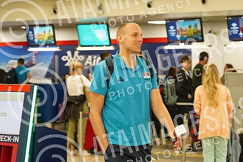 The basketball team of Serbia left early this morning from Nikola Tesla Airport to Prague for the European Championship.Kosarkaska reprezentacija Srbija otputovala je rano jutros sa aerodromu Nikola Tesla u Prag na Evropsko prvenstvo.