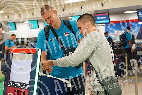 The basketball team of Serbia left early this morning from Nikola Tesla Airport to Prague for the European Championship.Kosarkaska reprezentacija Srbija otputovala je rano jutros sa aerodromu Nikola Tesla u Prag na Evropsko prvenstvo.
