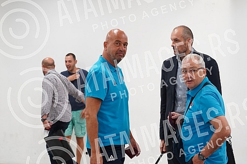 The basketball team of Serbia left early this morning from Nikola Tesla Airport to Prague for the European Championship.Kosarkaska reprezentacija Srbija otputovala je rano jutros sa aerodromu Nikola Tesla u Prag na Evropsko prvenstvo.