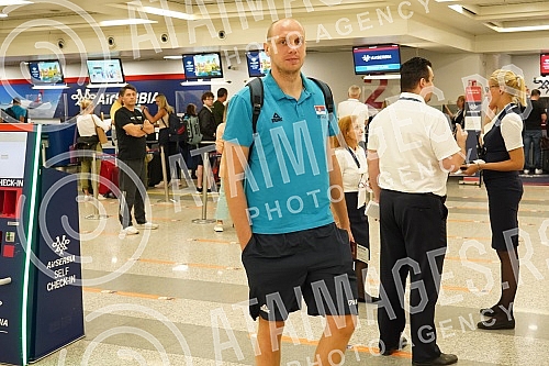 The basketball team of Serbia left early this morning from Nikola Tesla Airport to Prague for the European Championship.Kosarkaska reprezentacija Srbija otputovala je rano jutros sa aerodromu Nikola Tesla u Prag na Evropsko prvenstvo.