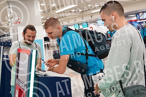 The basketball team of Serbia left early this morning from Nikola Tesla Airport to Prague for the European Championship.Kosarkaska reprezentacija Srbija otputovala je rano jutros sa aerodromu Nikola Tesla u Prag na Evropsko prvenstvo.