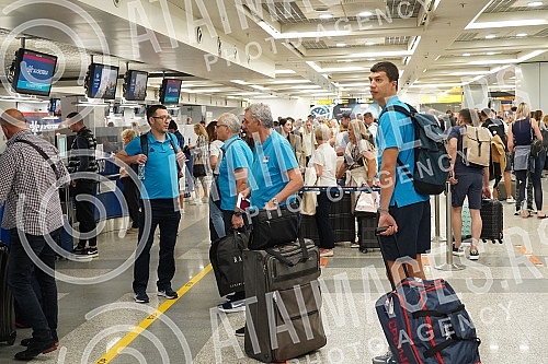 The basketball team of Serbia left early this morning from Nikola Tesla Airport to Prague for the European Championship.Kosarkaska reprezentacija Srbija otputovala je rano jutros sa aerodromu Nikola Tesla u Prag na Evropsko prvenstvo.