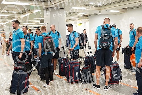 The basketball team of Serbia left early this morning from Nikola Tesla Airport to Prague for the European Championship.Kosarkaska reprezentacija Srbija otputovala je rano jutros sa aerodromu Nikola Tesla u Prag na Evropsko prvenstvo.