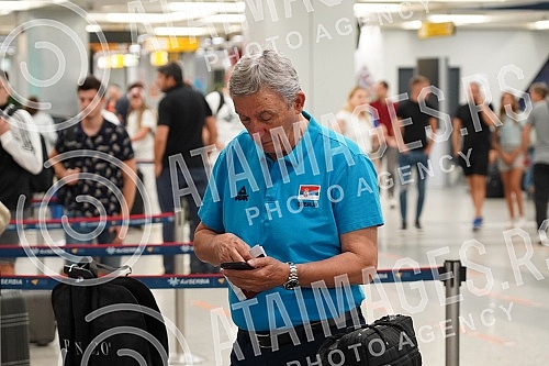 The basketball team of Serbia left early this morning from Nikola Tesla Airport to Prague for the European Championship.Kosarkaska reprezentacija Srbija otputovala je rano jutros sa aerodromu Nikola Tesla u Prag na Evropsko prvenstvo.