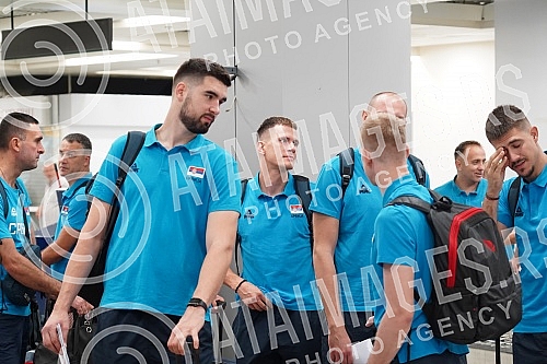 The basketball team of Serbia left early this morning from Nikola Tesla Airport to Prague for the European Championship.Kosarkaska reprezentacija Srbija otputovala je rano jutros sa aerodromu Nikola Tesla u Prag na Evropsko prvenstvo.