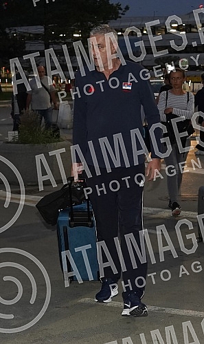 The basketball team of Serbia left early this morning from Nikola Tesla Airport to Prague for the European Championship.Kosarkaska reprezentacija Srbija otputovala je rano jutros sa aerodromu Nikola Tesla u Prag na Evropsko prvenstvo.