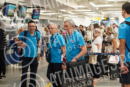 The basketball team of Serbia left early this morning from Nikola Tesla Airport to Prague for the European Championship.Kosarkaska reprezentacija Srbija otputovala je rano jutros sa aerodromu Nikola Tesla u Prag na Evropsko prvenstvo.