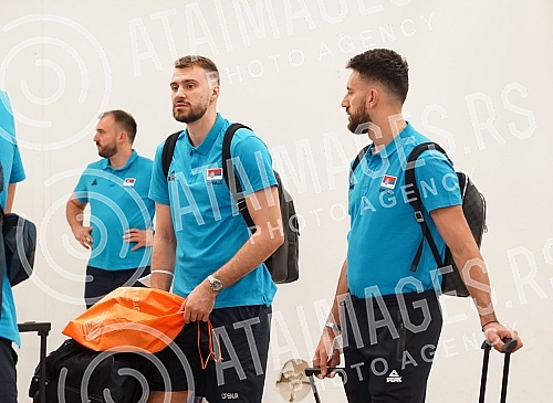 The basketball team of Serbia left early this morning from Nikola Tesla Airport to Prague for the European Championship.Kosarkaska reprezentacija Srbija otputovala je rano jutros sa aerodromu Nikola Tesla u Prag na Evropsko prvenstvo.