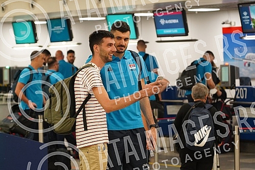 The basketball team of Serbia left early this morning from Nikola Tesla Airport to Prague for the European Championship.Kosarkaska reprezentacija Srbija otputovala je rano jutros sa aerodromu Nikola Tesla u Prag na Evropsko prvenstvo.