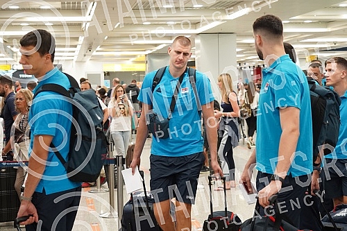 The basketball team of Serbia left early this morning from Nikola Tesla Airport to Prague for the European Championship.Kosarkaska reprezentacija Srbija otputovala je rano jutros sa aerodromu Nikola Tesla u Prag na Evropsko prvenstvo.