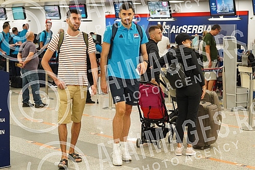 The basketball team of Serbia left early this morning from Nikola Tesla Airport to Prague for the European Championship.Kosarkaska reprezentacija Srbija otputovala je rano jutros sa aerodromu Nikola Tesla u Prag na Evropsko prvenstvo.