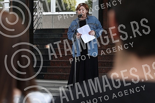 In front of the Ministry of education, celebrities read poetry by Desanka Maksimovic.Ispred Ministarstva prosvete poznate licnosti citale su poeziju Desanke Maksimovic.
