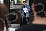 In front of the Ministry of education, celebrities read poetry by Desanka Maksimovic.Ispred Ministarstva prosvete poznate licnosti citale su poeziju Desanke Maksimovic.