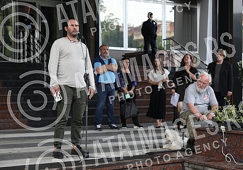In front of the Ministry of education, celebrities read poetry by Desanka Maksimovic.Ispred Ministarstva prosvete poznate licnosti citale su poeziju Desanke Maksimovic.
