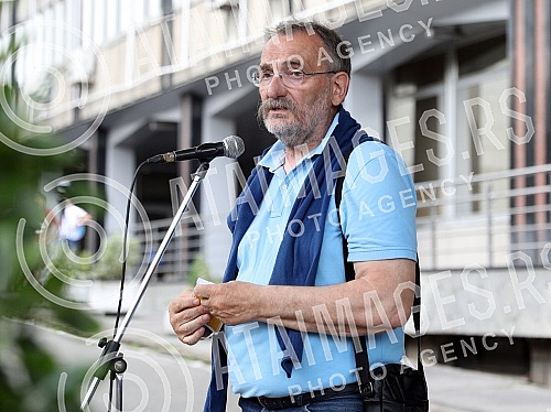 In front of the Ministry of education, celebrities read poetry by Desanka Maksimovic.Ispred Ministarstva prosvete poznate licnosti citale su poeziju Desanke Maksimovic.