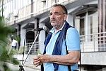 In front of the Ministry of education, celebrities read poetry by Desanka Maksimovic.Ispred Ministarstva prosvete poznate licnosti citale su poeziju Desanke Maksimovic.