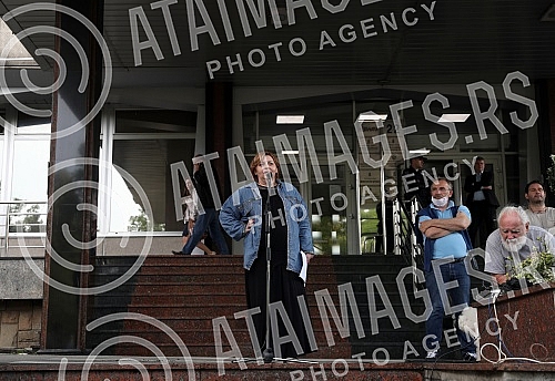 In front of the Ministry of education, celebrities read poetry by Desanka Maksimovic.Ispred Ministarstva prosvete poznate licnosti citale su poeziju Desanke Maksimovic.