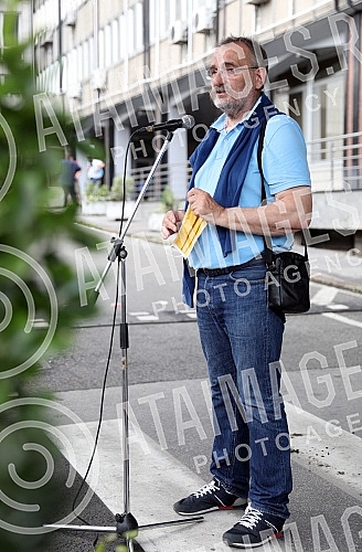 In front of the Ministry of education, celebrities read poetry by Desanka Maksimovic.Ispred Ministarstva prosvete poznate licnosti citale su poeziju Desanke Maksimovic.