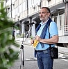 In front of the Ministry of education, celebrities read poetry by Desanka Maksimovic.Ispred Ministarstva prosvete poznate licnosti citale su poeziju Desanke Maksimovic.