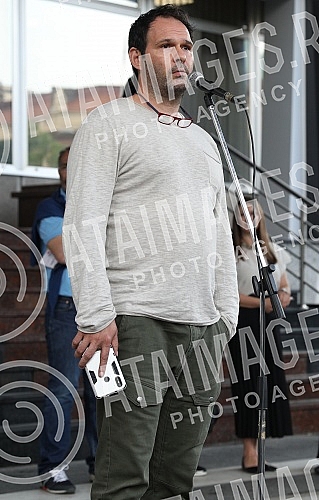 In front of the Ministry of education, celebrities read poetry by Desanka Maksimovic.Ispred Ministarstva prosvete poznate licnosti citale su poeziju Desanke Maksimovic.