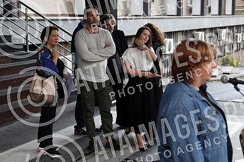 In front of the Ministry of education, celebrities read poetry by Desanka Maksimovic.Ispred Ministarstva prosvete poznate licnosti citale su poeziju Desanke Maksimovic.