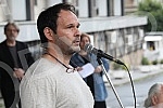 In front of the Ministry of education, celebrities read poetry by Desanka Maksimovic.Ispred Ministarstva prosvete poznate licnosti citale su poeziju Desanke Maksimovic.